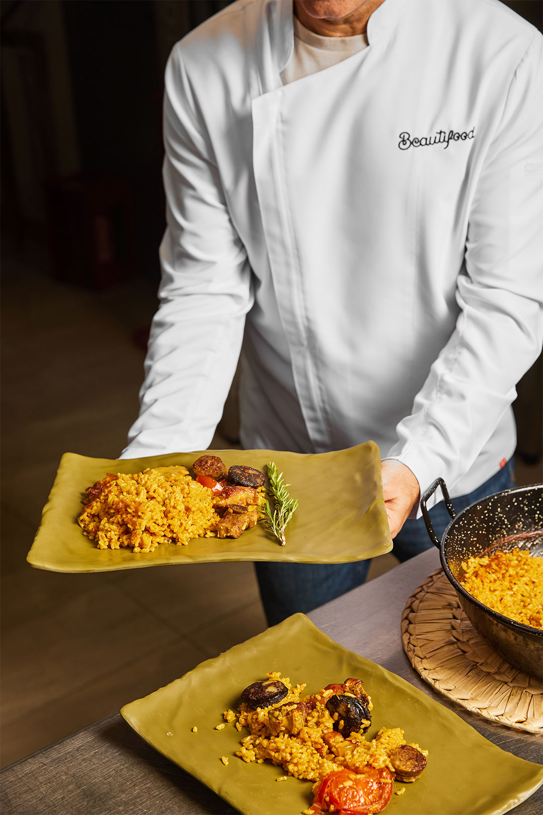 paella-valenciana-presentanda-en-plato-por-chef